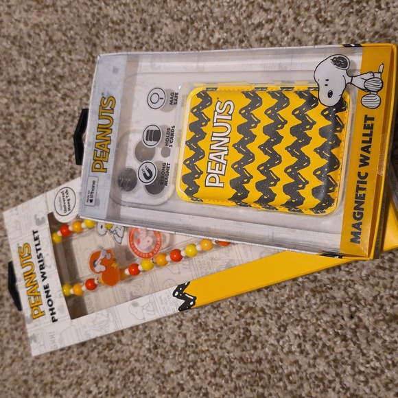 Peanuts Other - Peanuts Phone Accessories -  Magnetic Wallet And Wristlet